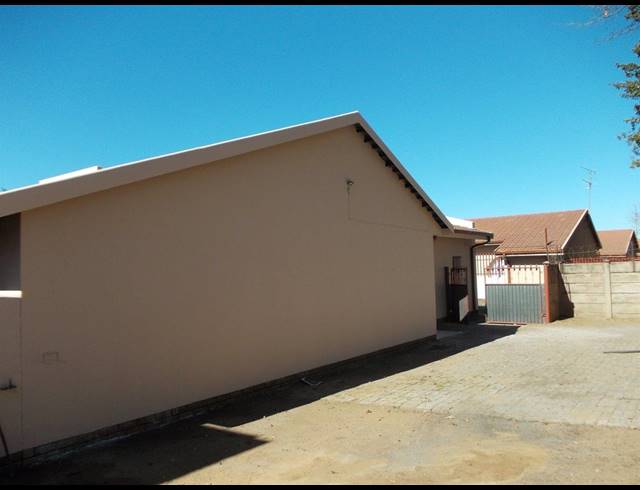 3 BEDROOM TOWNHOUSE FOR SALE IN VANDERBIJLPARK CE 2
